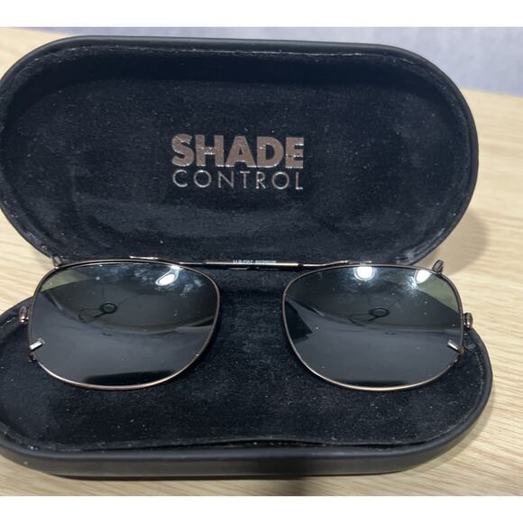 Shade Control Clip On Oval Shaped Sunglasses With Case - Picture 1 of 5